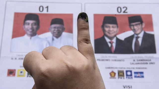 Warga menunjukan jarinya yang telah dicelup tinta usai menggunakan hak pilihnya pada Pemilu serentak 2019. Foto: ANTARA FOTO/Muhammad Adimaja