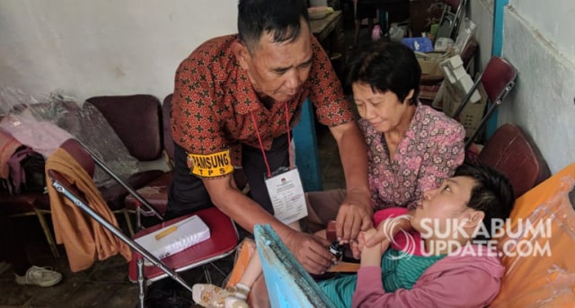 Petugas TPS Sukabumi Bantu Disabilitas Foto: Dok. Sukabumi Update