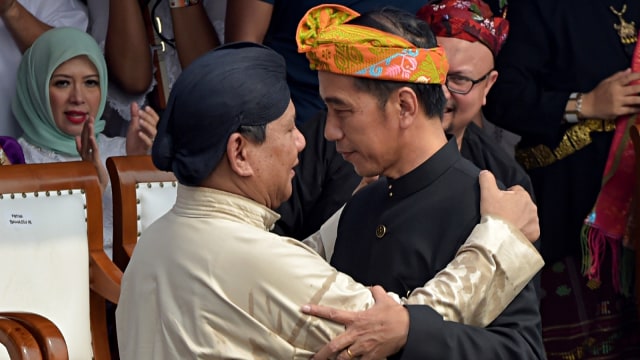 Calon presiden nomor urut 02 Prabowo Subianto memeluk calon presiden  nomor urut 01 Jokowi saat acara Deklarasi Pemilu Damai, Jakarta, Minggu (23/9).  Foto: AFP/Adek Berry