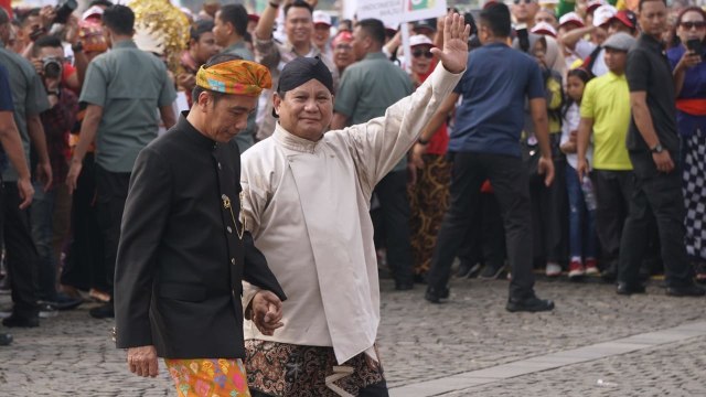 Calon presiden nomor urut 02 Prabowo Subianto berjalan bersama calon presiden nomor urut 01 Jokowi saat acara Deklarasi Pemilu Damai, Jakarta, Minggu (23/9).  Foto: Fanny Kusumawardhani/kumparan