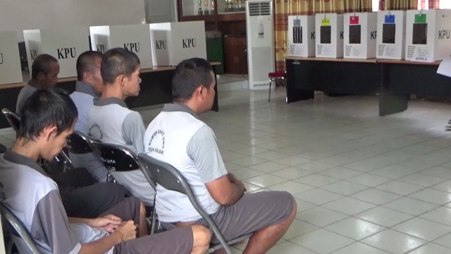Pasien Rumah Sakit Jiwa Singkawang mengikuti proses pemungutan suara di TPS 9, Bagak Sahwa, Singkawang Timur, Kalimantan Barat