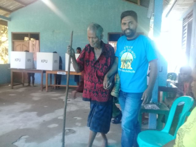 Kakek Luis Lato, warga tertua di Desa Teka Iku, Kecamatan Kangae, Kabupaten Sikka usai memberikan hak suaranya di TPS. Sumber foto : Istimewa. 