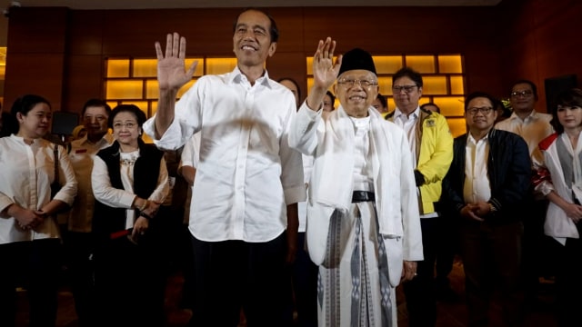 Calon Presiden Nomor Urut 01, Joko Widodo dan Ma'ruf Amin saat melakukan konferensi pers di Djakarta Theater. Foto: Iqbal Firdaus/kumparan