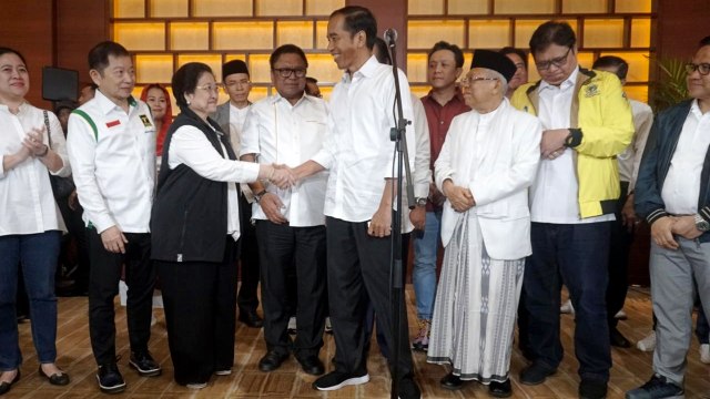 Calon Presiden Nomor Urut 01, Joko Widodo bersalaman dengan Megawati Soekarnoputri saat melakukan konferensi pers di Djakarta Theater. Foto: Iqbal Firdaus/kumparan