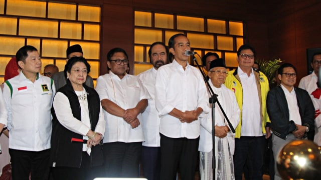 Paslon capres-cawapres nomor urut 01 Jokowi-Ma'ruf Amin menyampaikan pidato terkait Quick Count. Foto: Nugroho Sejati/kumparan