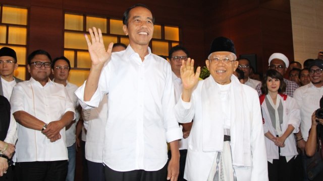 Paslon capres-cawapres nomor urut 01 Jokowi-Ma'ruf Amin melambaikan tangan usai menyampaikan pidato terkait Quick Count. Foto: Nugroho Sejati/kumparan
