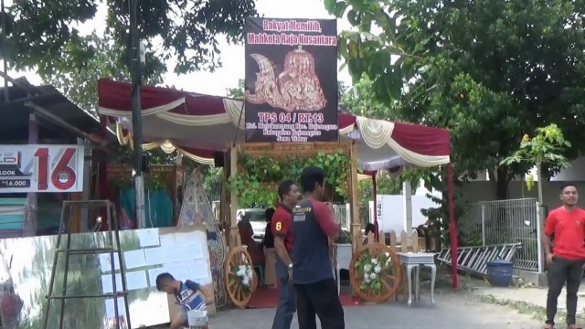TPS 04 Kelurahan Mojokampung Kecamatan Bojonegoro Kota, yang mendekorasi TPS dalam Pemilu 2019, dengan mengambil tema “Rakyat Memilih Mahkota Raja Nusantara.” Rabu (17/04/2019)