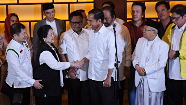 Calon Presiden nomor urut 01 Jokowi berjabat tangan dengan Ketua Umum PDIP Megawati Sukarnoputri. Foto: Antara/Akbar Nugroho Gumay