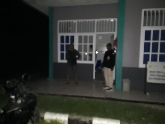Ketua Bawaslu Soresel,Yulisu Yarlo saat emndatangi kantor PLN Teminabuan,Foto;Istimewa