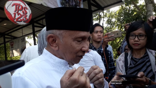 Amien Rais, Ketua Dewan Kehormatan PAN, saat akan nyoblos di TPS 123, Condongcatur, Rabu (17/4/2019). Foto: erl.