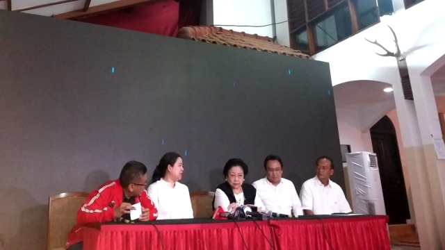 Konferensi pers Ketua Umum PDIP Megawati Soekarnoputri (tengah) untuk menanggapi hasil quick count. Foto: Paulina Herasmaranindar/kumparan