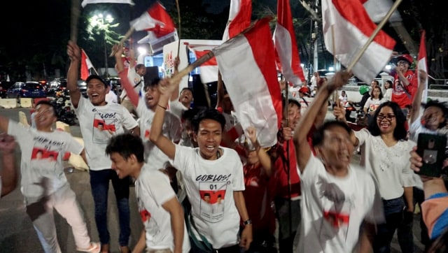 Massa pendukung Jokowi-Amin melakukan selebrasi kemenangan perhitungan Quick Count Pemilu 2019 di Tugu Proklamasi, Jakara Pusat. Foto: Helmi Afandi Abdullah/kumparan