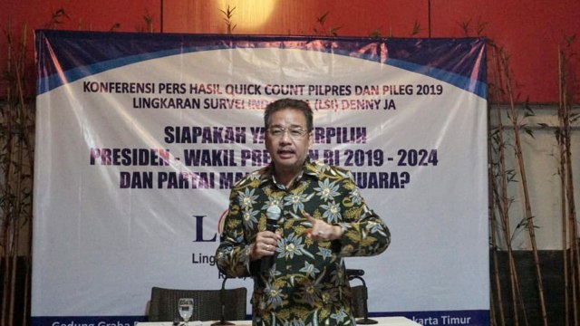 LSI Denny JA memaparkan hasil Quick Count Pilpres 2019. Foto: Helmi Afandi/kumparan