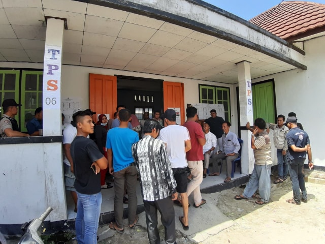 Warga terpaksa menunggu surat suara datang karena TPS 06, Kelurahan Kumai Hilir, ditunda sementara karena kekurangan surat suara DPD RI. (Foto: Joko Hardyono) 