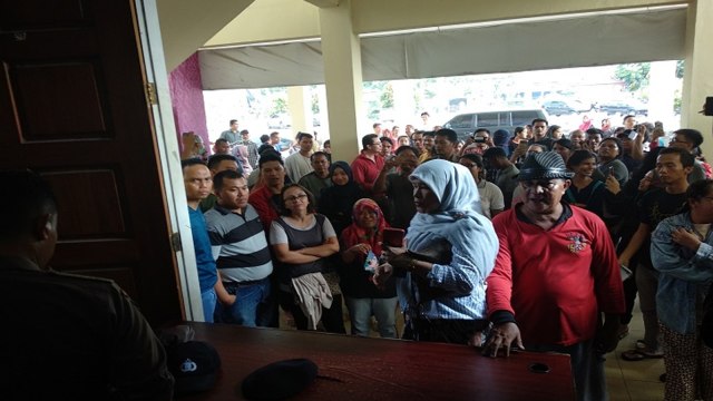 RATUSAN warga mendatangi kantor KPU Pekanbaru, Rabu, 17 April 2019, karena mereka tak mendapat surat suara, terutama surat suara Presiden. 