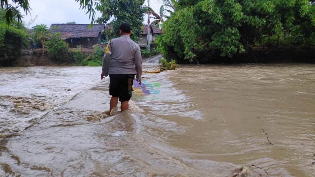Banjir yang menggenang jembatan yang menghubungkan Dusun Kalimati dan Dusun Sekonang di Desa Soko Kecamatan Temayang. Rabu (17/04/2018)
