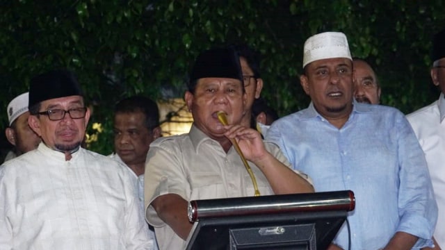 Capres nomor urut 02 Prabowo Subianto memberikan keterangan pers di Kertanegara, Jakarta Selatan, Rabu (17/4). Foto: Jamal Ramadhan/kumparan