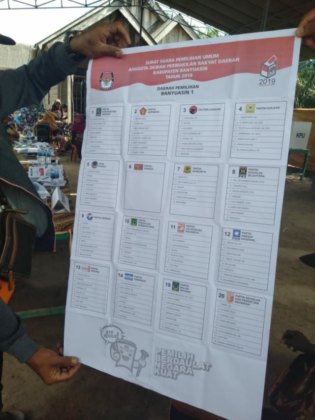 Warga Pulau Rimau yang menunjukkan surat suara salah cetak (istimewa)