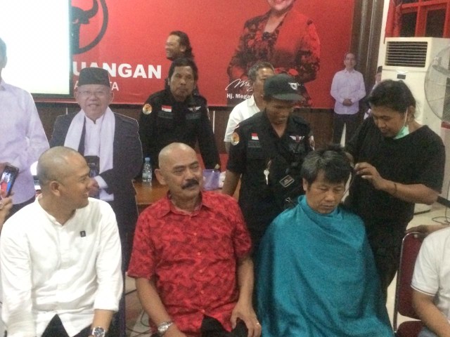 Aksi cukur gundul yang dilakukan Wali Kota Solo, FX Hadi Rudyatmo (kemeja merah), dan sejumlah kader PDI Perjuangan Kota Solo pada Rabu (17/4/2019). (Agung Santoso)