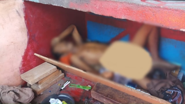 Mayat pria tanpa identitas ditemukan di samping TPS 12 Kampung Teluk Rubiah, Kecamatan Muntok, Bangka Barat,Rabu (17/4/2019).(foto:babelhits)