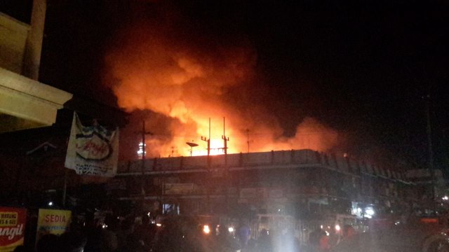 Foto Pasar Lawang, di Kecamatan Lawang, Kabupaten Malang, yang terbakar, rabu malam (17/4).
