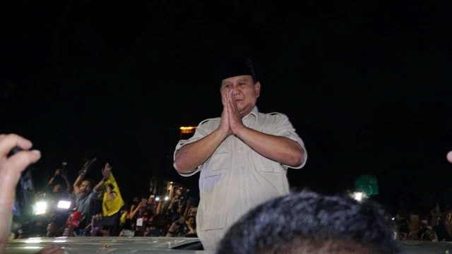 Calon Presiden nomor urut 02, Prabowo Subianto berpamitan dengan pendukungnya. Foto: Jamal Ramadhan/kumparan