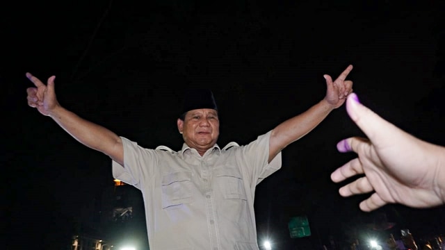 Calon Presiden nomor urut 02, Prabowo Subianto berpose saat akan meninggalkan kediamannya di Kertanegara. Foto: Jamal Ramadhan/kumparan