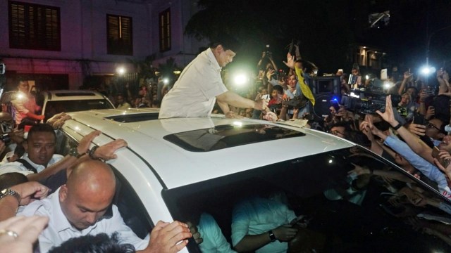 Calon Presiden nomor urut 02, Prabowo Subianto bersalaman dengan pendukungnya. Foto: Irfan Adi Saputra/kumparan