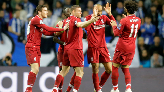 Pemain Liverpool saling tos usai mencetak gol. Foto: REUTERS/Miguel Vidal