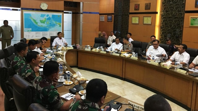 Menkopolhukam Wiranto Pimpin Rapat Koordinasi Pengamanan Pasca Pemilu. Foto: Darin Atiandina/kumparan