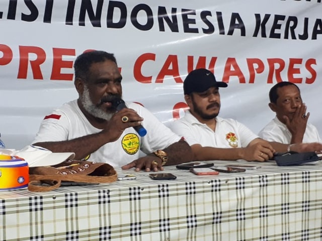 Ketua tim pemenangan Jokowi-Ma'ruf di Kota Jayapura, Abisai Rollo, memberikan keterangan pers. (BumiPapua.com/Liza Indriyani)