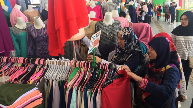Suasana pedagang baju muslim jelang Ramadhan di Pasar Tanah Abang. Foto: Nurul Nur Azizah/kumparan