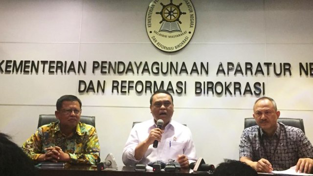 Menteri PANRB Syafruddin (tengah) dalam Konferensi pers Kementerian PANRB. Foto: Andesta Herli WIjaya/kumparan