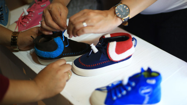 Pengunjung melihat sepatu Sneaker balita saat pameran di Lippo mall Kemang. Foto: Aditia Noviansyah/kumparan