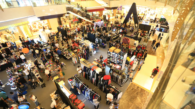 Suasana bazar sepatu Sneaker di Lippo mall Kemang. Foto: Aditia Noviansyah/kumparan