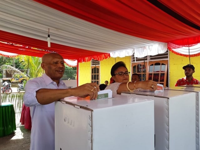 Walikota Jayapura, benhur Tomi Mano saat ikut pemilu susulan. (BumiPapua.com/Imelda)