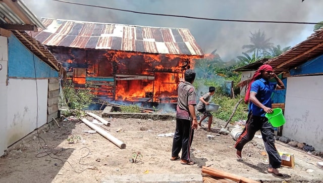 Warga berusaha memadamkan api yang membakar rumah Nurma, Rabu (17/04). Foto: Dok. Polres Kolaka Utara