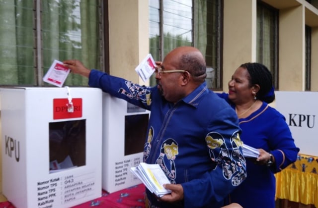 Gubernur Papua, Lukas Enembe dan istri yang ikut pemilu susulan hari ini. (BumiPapua.com/Pratiwi)