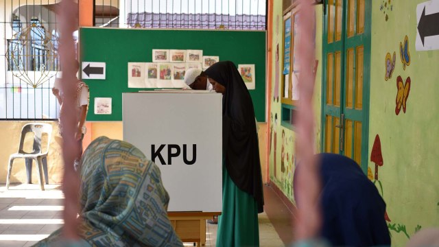 Pemilih di Gampong Nusa, Kecamatan Lhoknga, Aceh Besar, memberikan suaranya dalam Pemilu 2019. Foto: Adi Warsidi/acehkini