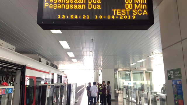 Suasana Stasiun LRT Velodrome, Jakarta Timur Kamis (18/4). Foto: Abdul Latif/kumparan