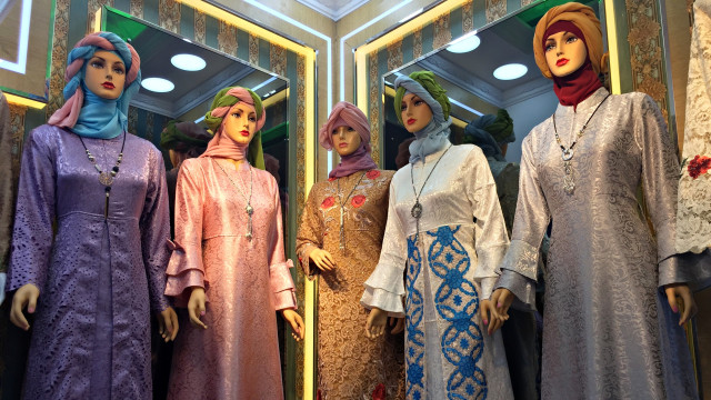 Tren baju muslimah menjelang ramadan di pasar Tanah Abang, Jakarta, kamis (18/4). Foto: Nurul Nur Azizah/kumparan