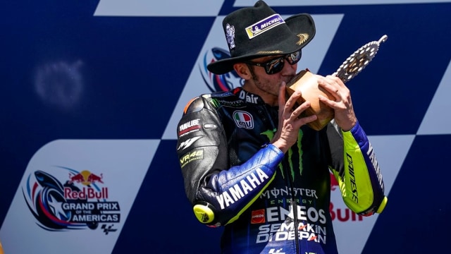 Pebalap Monster Energy Yamaha, Valentino Rossi, saat naik podium kedua MotoGP Austin 2019. Foto: twitter/yamahamotogp