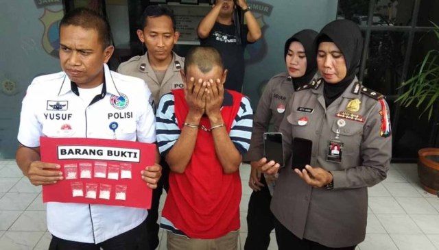 Iwan (menutup wajah), pengedar narkoba Terminal Bungurasih diamankan di Mapolrestabes Surabaya