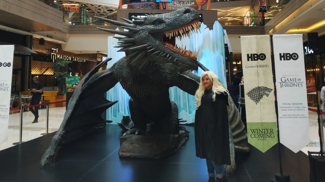 Pengunjung berfoto dengan Ice Dragon di Mall Kota Kaslablanka. Foto: Alexander Vito Edward/kumparan