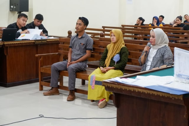 Ket foto : Dina Paramita (jilbab kuning/tengah) saat menjadi saksi dalam persidangan Pengadilan Tipikor Tanjungkarang, Kamis (18/4) | Foto : Obbie Fernando/Lampung Geh