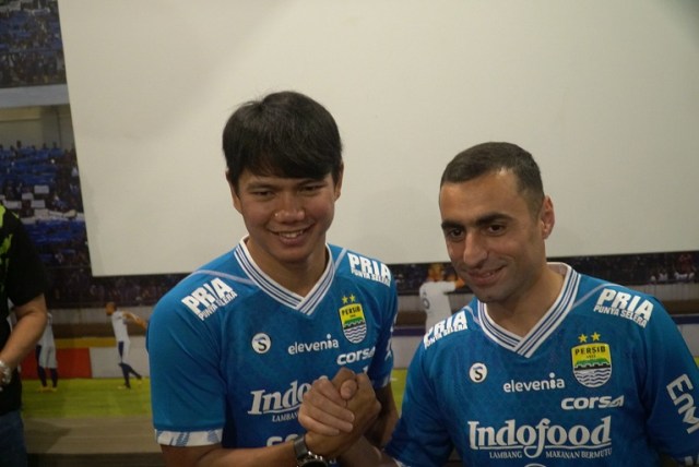Persib Bandung memperkenalkan gelandang serang asal Turkmenistan, Artur Gevorkyan (kanan) dan bek kawakan Achmad Jufriyanto. (Ananda Gabriel)