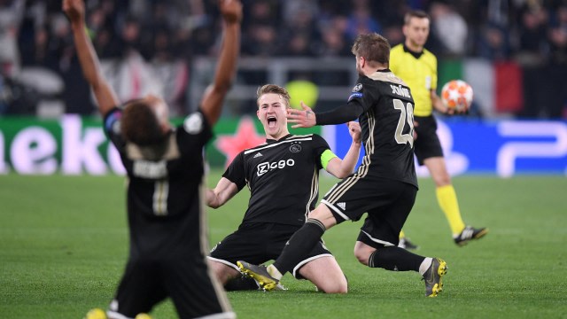 Para pemain Ajax Amsterdam merayakan kemenangan atas Juventus. Foto: REUTERS/Alberto Lingria