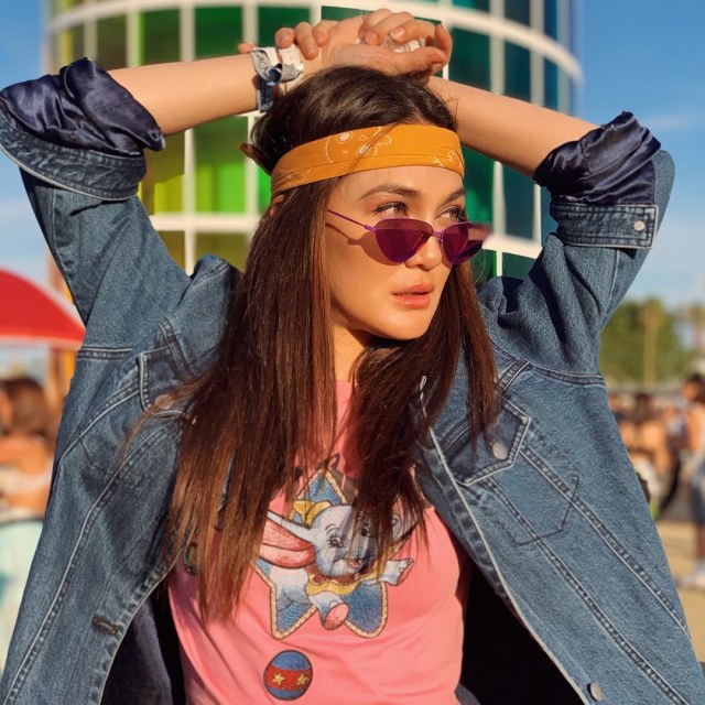 Gaya Luna Maya ketika menyaksikan Coachella di California, Amerika Serikat. Foto: Instagram @lunamaya