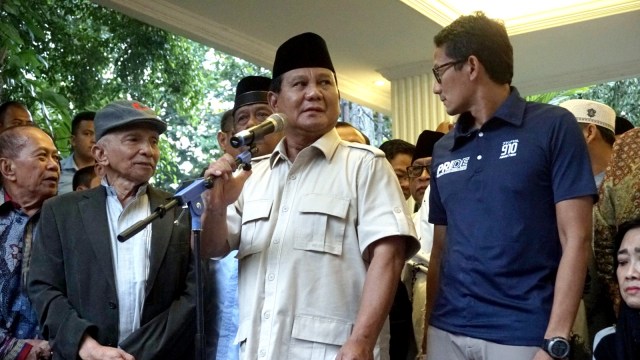 Paslon nomor urut 02 Prabowo dan Sandiaga Uno saat konferensi pers di Kertanegara, Jakarta Selatan, Kamis (18/4). Foto: Iqbal Firdaus/kumparan
