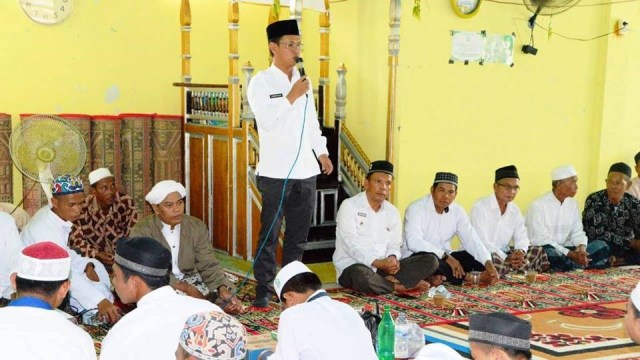 Wakil Bupati Barito Kuala H Rahmadian Noor ketika menghadiri Isra Miraj di Kecamatan Tabunganen beberapa waktu lalu. Foto: Humpro Batola